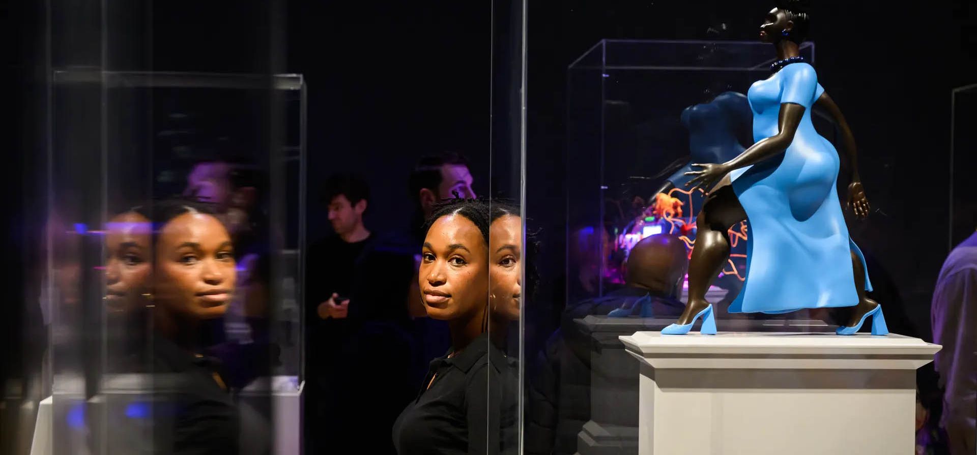 La artista estadounidense Tschabalala Self posa con una maqueta de su obra Lady in Blue en la National Gallery durante el anuncio de la lista de finalistas para el próximo encargo del cuarto pedestal de Trafalgar Square, Londres, Inglaterra. Fotografía: Leon Neal/Getty Images La artista estadounidense Tschabalala Self posa con una maqueta de su obra Lady in Blue en la National Gallery durante el anuncio de la lista de finalistas para el próximo encargo del cuarto pedestal de Trafalgar Square, Londres, Inglaterra. Fotografía: Leon Neal/Getty Images