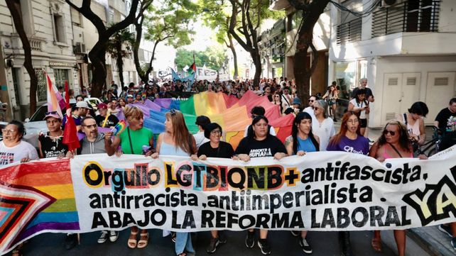 La bandera resume y encabeza la marcha en Rosario. Miles de militantes&nbsp;