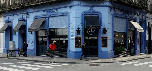El joven ladrón se llevó varios elementos de un bar céntrico que posteriormente fueron recuperados por la policía. (Foto: Facebook del bar)