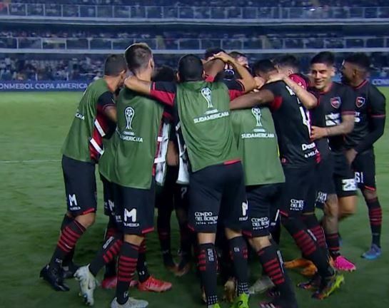 Todo Newells celebra el gol de Juan Sforza sobre el final del primer tiempo. Primero gol del volante en copas y de los leprosos en Brasil.