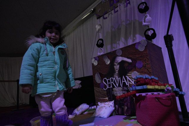 Dentro de la misma carpa, apartado del sector del escenario, prepararon un “rincón de la calma”, un espacio lejos de los estímulos, donde los niños y niñas pueden recurrir en caso de “desorganizarse” durante la función