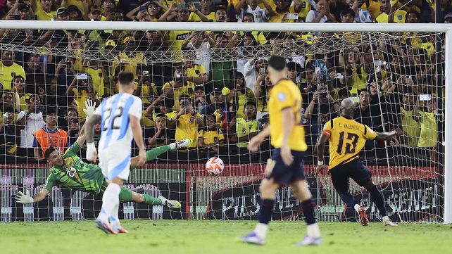 La derrota de la selección argentina ante Ecuador puso fin a su liderazgo del ranking mundial. (Foto AP/Patricio Terán)