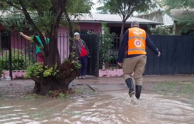 Temporal en Villa Minetti: hay 25 evacuados y comienza a descender el agua tras los anegamientos