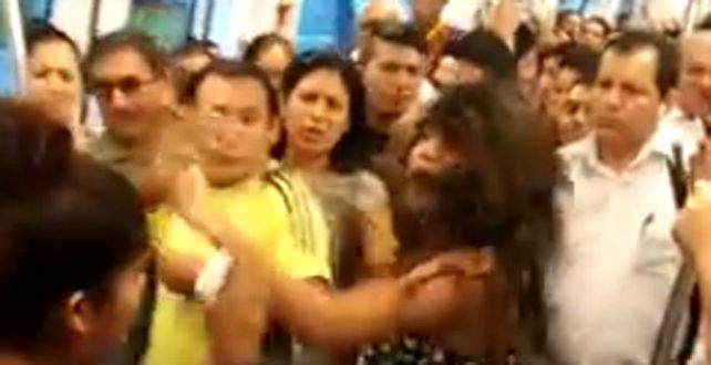 Una chica no cedió su asiento y recibió una brutal paliza de otros pasajeros