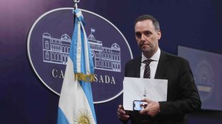El vocero presidencial Manuel Adorni se retira de la conferencia de prensa en la Casa Rosada.