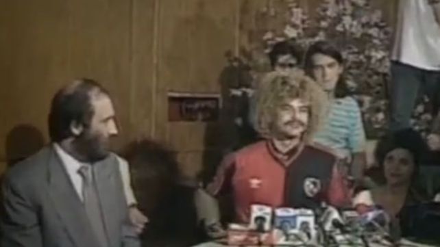 Carlos Valderrama con la camiseta de Newells en la conferencia de prensa junto al presidente de ese momento