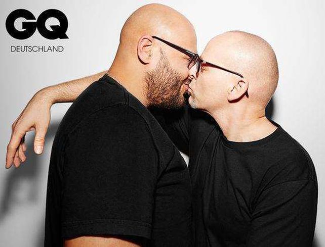 Hombres heterosexuales se besan en una campaña contra la homofobia