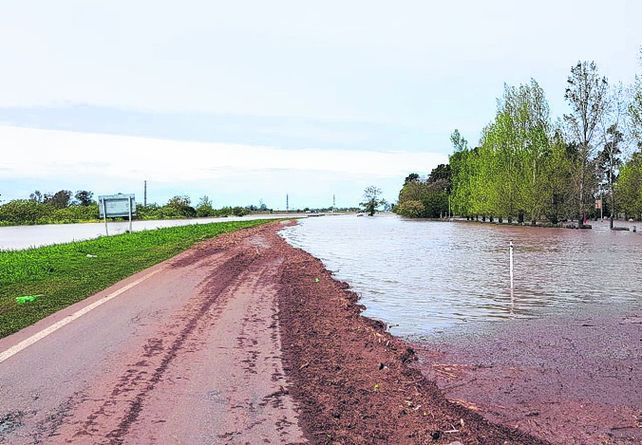 Corte. La ruta 34 con anegamientos en San Genaro y Totoras.