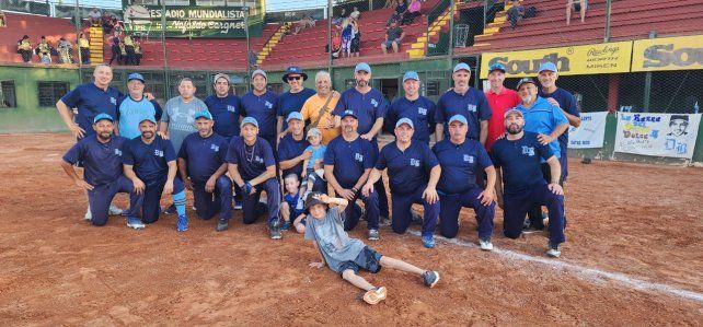 El equipo de Don Bosco en Lanzamiento Lento de sóftbol.