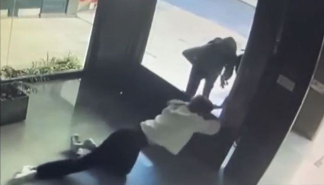 La joven forcejeó con los ladrones para evitar que ingresen al edificio.