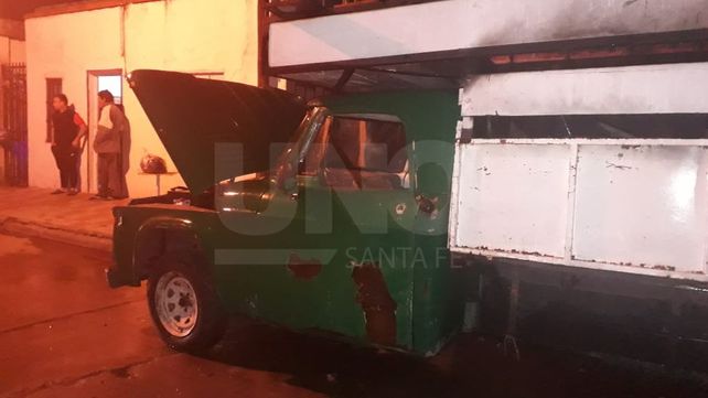 Quemacoches atacaron una camioneta abandonada en la vía pública