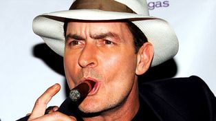 Charlie Sheen se arrojó un balde que fue una lluvia de dólares