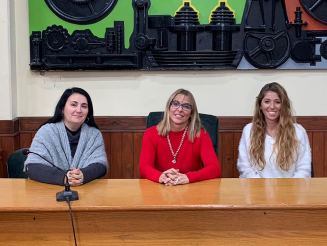 Estudiantes secundarios de Venado podrán ser concejales por un día y realizar propuestas para la ciudad. La concejal Mariana Iturbide (UCR) en el centro.