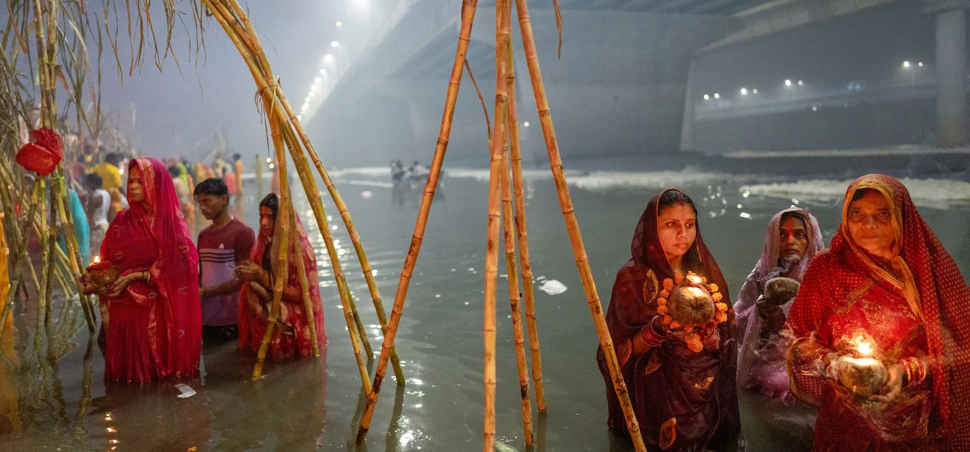 Devotos ofrecen oraciones mientras se dan un chapuzón en el río Yamuna para celebrar Chhath Puja, un festival marcado por los indios del norte, en particular la comunidad de Purvanchali, Nueva Delhi, India. Fotografía: Anindito Mukherjee/Getty Images Devotos ofrecen oraciones mientras se dan un chapuzón en el río Yamuna para celebrar Chhath Puja, un festival marcado por los indios del norte, en particular la comunidad de Purvanchali, Nueva Delhi, India. Fotografía: Anindito Mukherjee/Getty Images