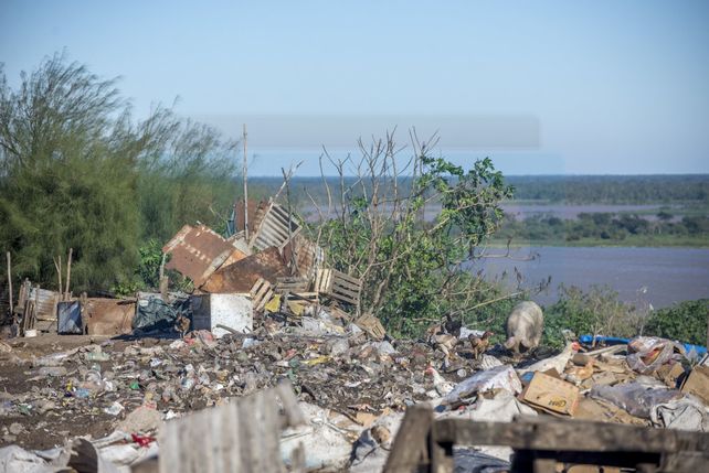 En calle Don Segundo Sombra al final, once familias viven con riesgo de caer al vacío