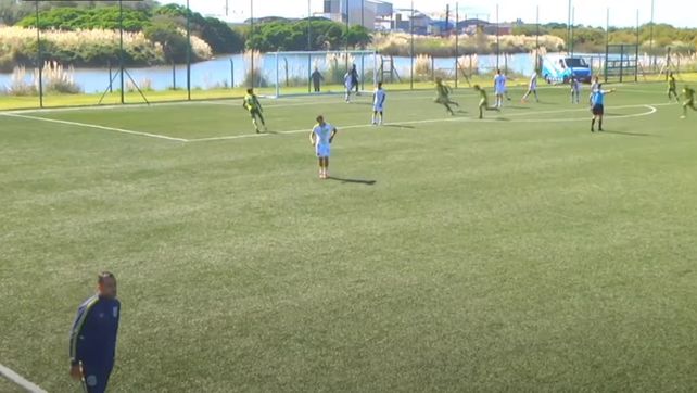 Aldosivi marcó el gol a los 92 y se quedó con la victoria ante Central. Germán Rivarola (abajo) lo sufre. (Imagen de video)