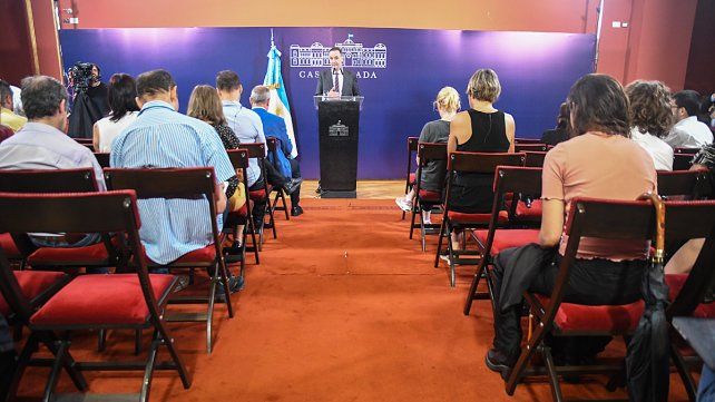 Manuel Adorni afirmó que las medidas anunciadas por Luis Caputo eran inevitables para evitar catástrofe. El BCRA no financiará el tesoro. Se reúne el Gabinete