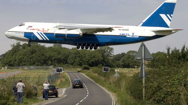 La enorme silueta del Antonov 124 durante un aterrizaje. Por mar llegará un buque nodriza.