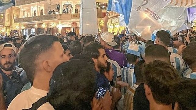 Los hinchas argentinos volvieron a ganar las calles de Doha para armar un banderazo multitudinario antes de enfrentar a México.