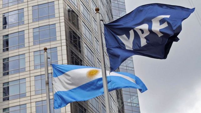 Salariazo. El gobierno nacional aprobó que los directores de YPF se quintupliquen el sueldo.