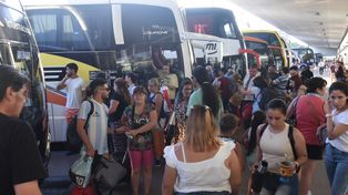 En marcha. Miles de personas salieron desde la terminal de ómnibus y el aeropuerto a disfrutar de sus vacaciones&nbsp;