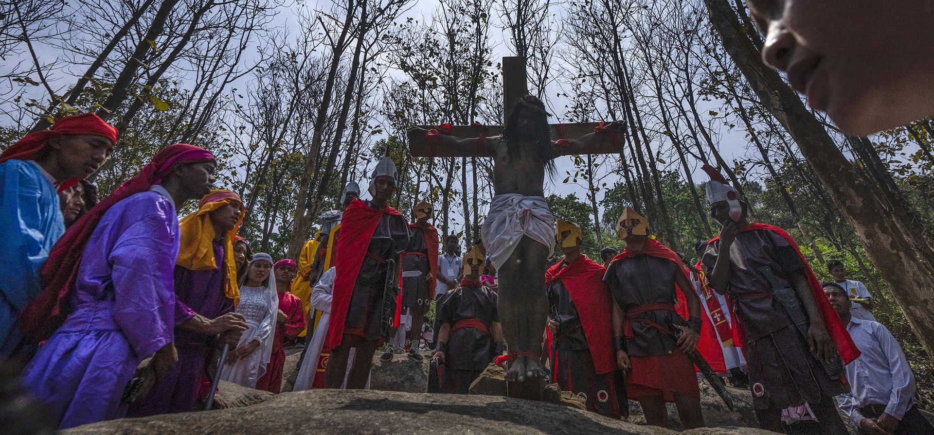 Cristianos indios recrean la crucifixión de Jesucristo para conmemorar el Viernes Santo en Guwahati, India, el viernes 7 de abril de 2023. (Foto AP/Anupam Nath)