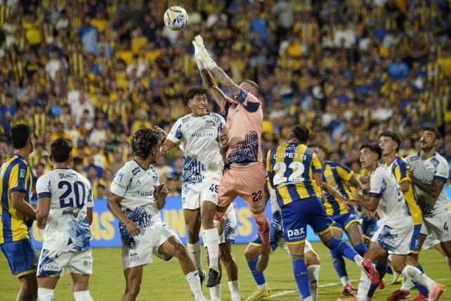Guido Herrera, la gran figura en el último partido, descuelga un centro mientras todo Central va en busca del gol.