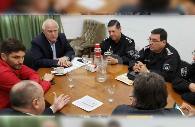 Lifschitz encabezando la reunión con autoridades de la URI
