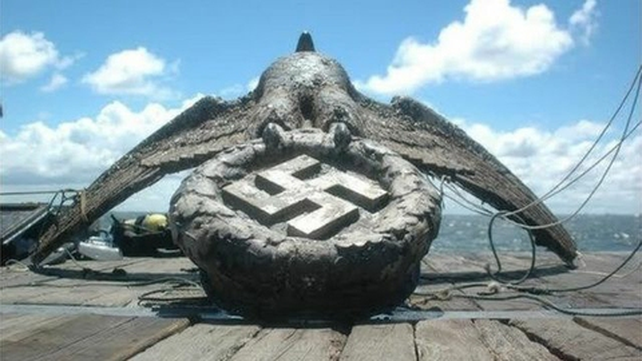 El águila de bronce con la cruz nazi entre sus garras cuando fue extraída de las aguas en 2006.&nbsp;