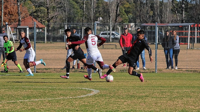 Colón batió a Lanús y es escolta en Reserva