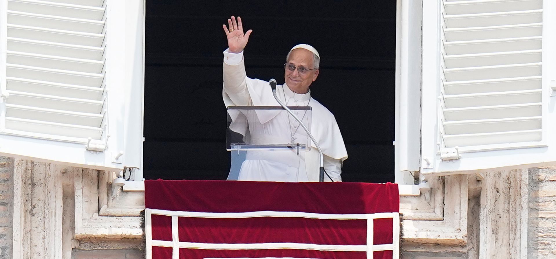 El papa León XIV saluda durante el rezo del Ángelus desde la ventana de su estudio con vistas a la Plaza de San Pedro, en el Vaticano, el lunes 29 de junio de 2026. (Foto AP/Alessandra Tarantino) El papa León XIV saluda durante el rezo del Ángelus desde la ventana de su estudio con vistas a la Plaza de San Pedro, en el Vaticano, el lunes 29 de junio de 2026. (Foto AP/Alessandra Tarantino)