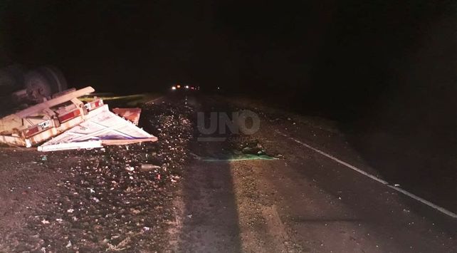 Volcó un camión cargado con envases de cervezas en la Autopista