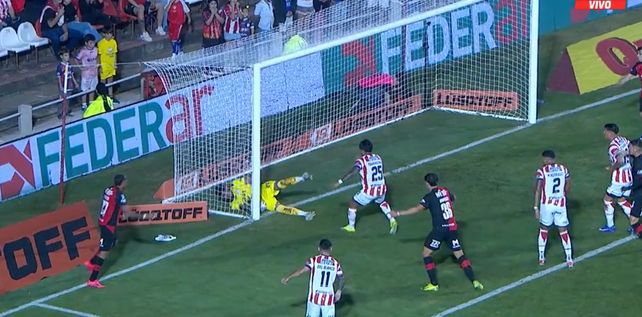 La pelota está completamente adentro pese al esfuerzo de Mansilla. Es gol de Newell's.