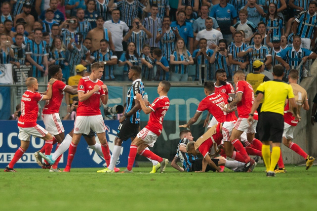 Los jugadores de Gremio e Inter protagonizaron una batalla campal.&nbsp;