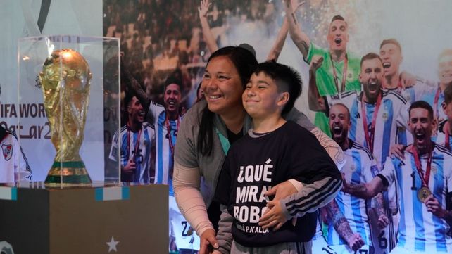 Chicos y grandes pueden acercarse a conocer la Copa del Mundo que levantó Messi en Qatar.