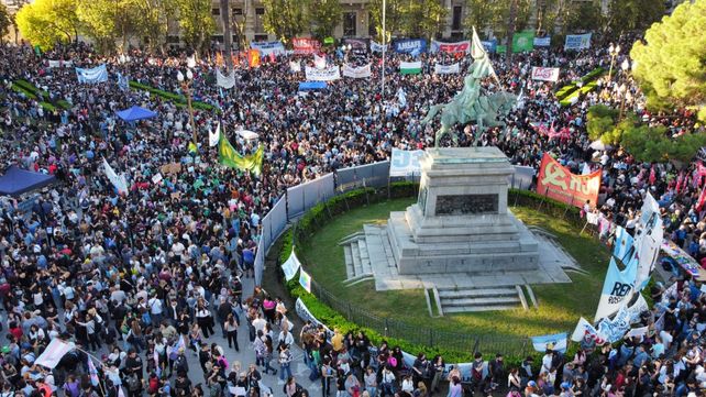 Multitud en Rosario. La marcha en defensa de la universidad pública.