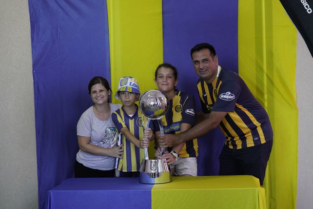 La familia de Central se llegó hasta el Gigante para retratarse con la Copa. Hoy es todo felicidad en Arroyito.