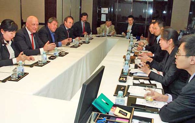 El gobernador con funcionarios del banco ICBC