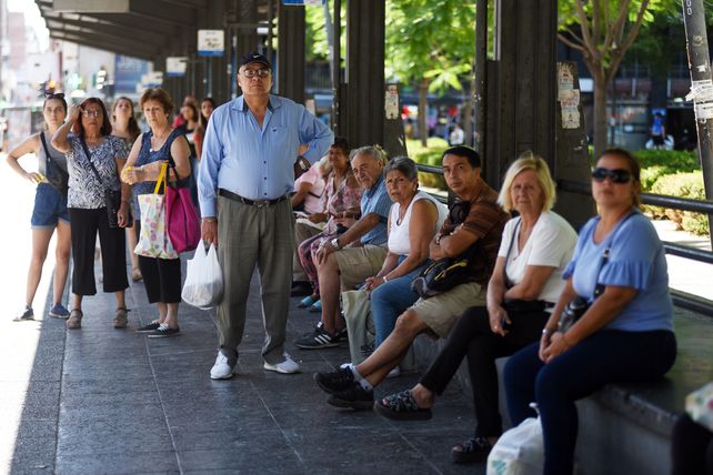 Alta demanda. En el centro hubo movimiento por las compras navideñas. En la plaza Sarmiento se aglomeró mucha gente esperando coches