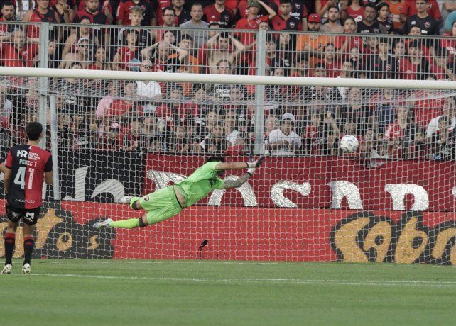 Lucas Hoyos, el sostén para un triunfo de Newells que tanto necesitaba