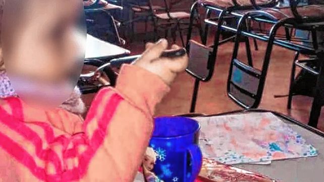 Santa Elena: el gesto viral de una rectora a una alumna que va a clases con su beba