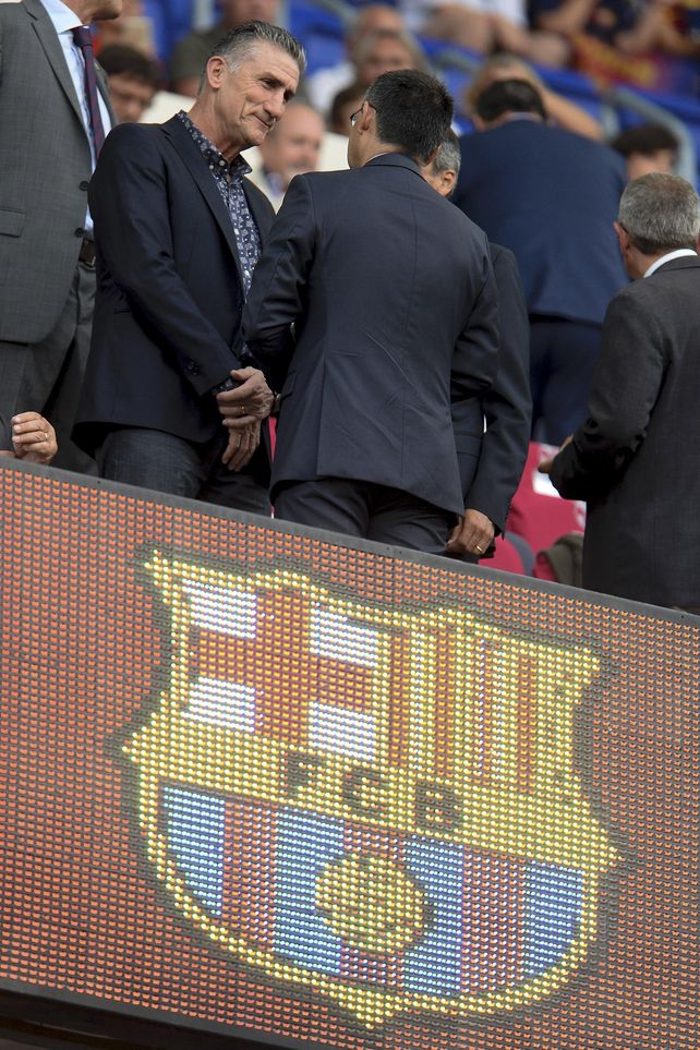 En el Camp Nou. Bauza charló con el presidente del Barça cuando vio a Leo.