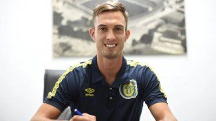 Juan Cruz Komar firmó el viernes su contrato con Central.