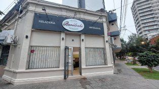 La heladería fue víctima de un robo luego de que delincuentes forzaron la puerta de entrada.