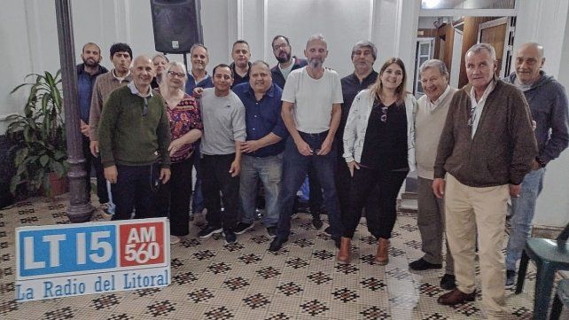 El personal de la emisora reunido para festejar un nuevo aniversario.
