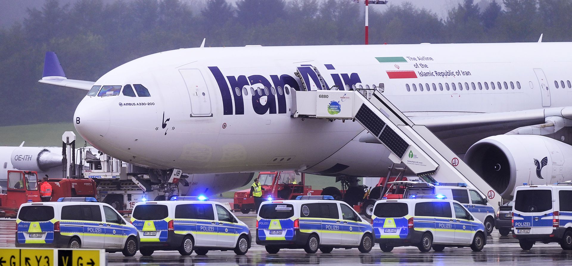 Coches de policía permanecen frente a un avión de Iran Air en el aeropuerto de Hamburgo en Hamburgo, Alemania, el lunes 9 de octubre de 2023. Las autoridades dicen que los vuelos hacia y desde el aeropuerto de Hamburgo fueron suspendidos durante aproximadamente una hora y media después de que las autoridades recibieron una amenaza de un avión que llegó desde Irán. (Jonas Walzberg/dpa vía AP) Coches de policía permanecen frente a un avión de Iran Air en el aeropuerto de Hamburgo en Hamburgo, Alemania, el lunes 9 de octubre de 2023. Las autoridades dicen que los vuelos hacia y desde el aeropuerto de Hamburgo fueron suspendidos durante aproximadamente una hora y media después de que las autoridades recibieron una amenaza de un avión que llegó desde Irán. (Jonas Walzberg/dpa vía AP)