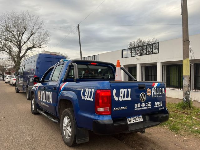 La policía custodia el frente de la escuela Nº 756 José Mariano Serrano