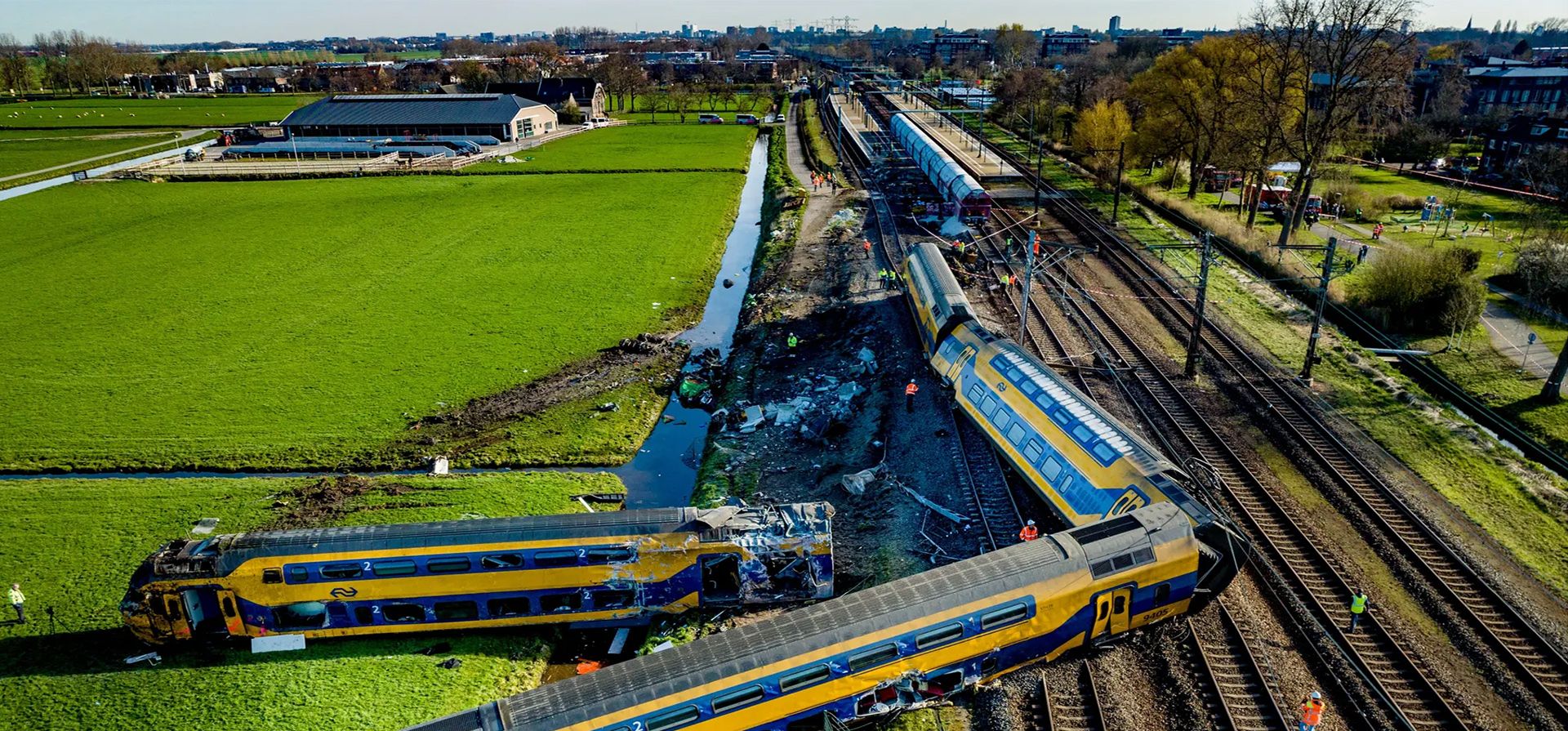 Una vista del sitio donde un tren de pasajeros descarriló. Al menos una persona murió y varias resultaron gravemente heridas después de que un tren de pasajeros y un tren de carga chocaron con equipos de construcción en las vías, Voorschoten, Países Bajos. Fotografía: Robin Utrecht/Rex/Shutterstock