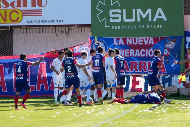 De no creer. El juez primero sacó la amarilla pero enseguida la cambió por roja