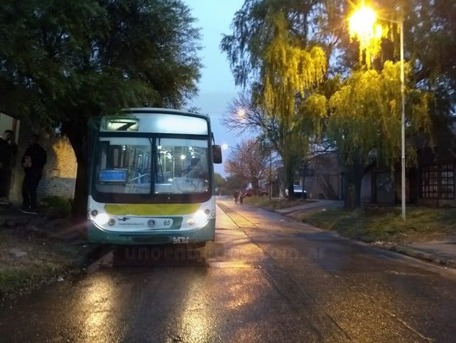 La parada de la Línea 7 en donde balearon al colectivero en la madrugada del viernes.&nbsp; 